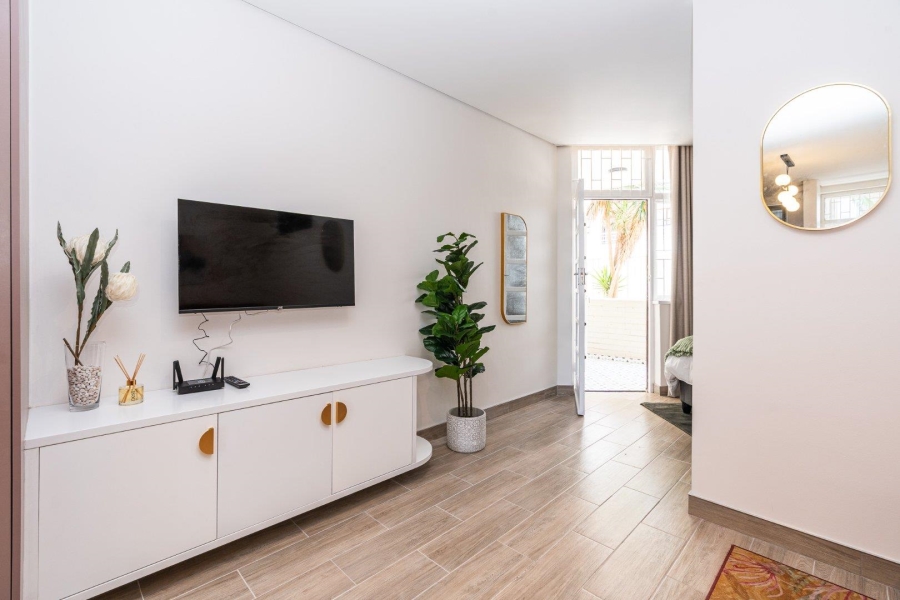 To Let 1 Bedroom Property for Rent in Sea Point Western Cape